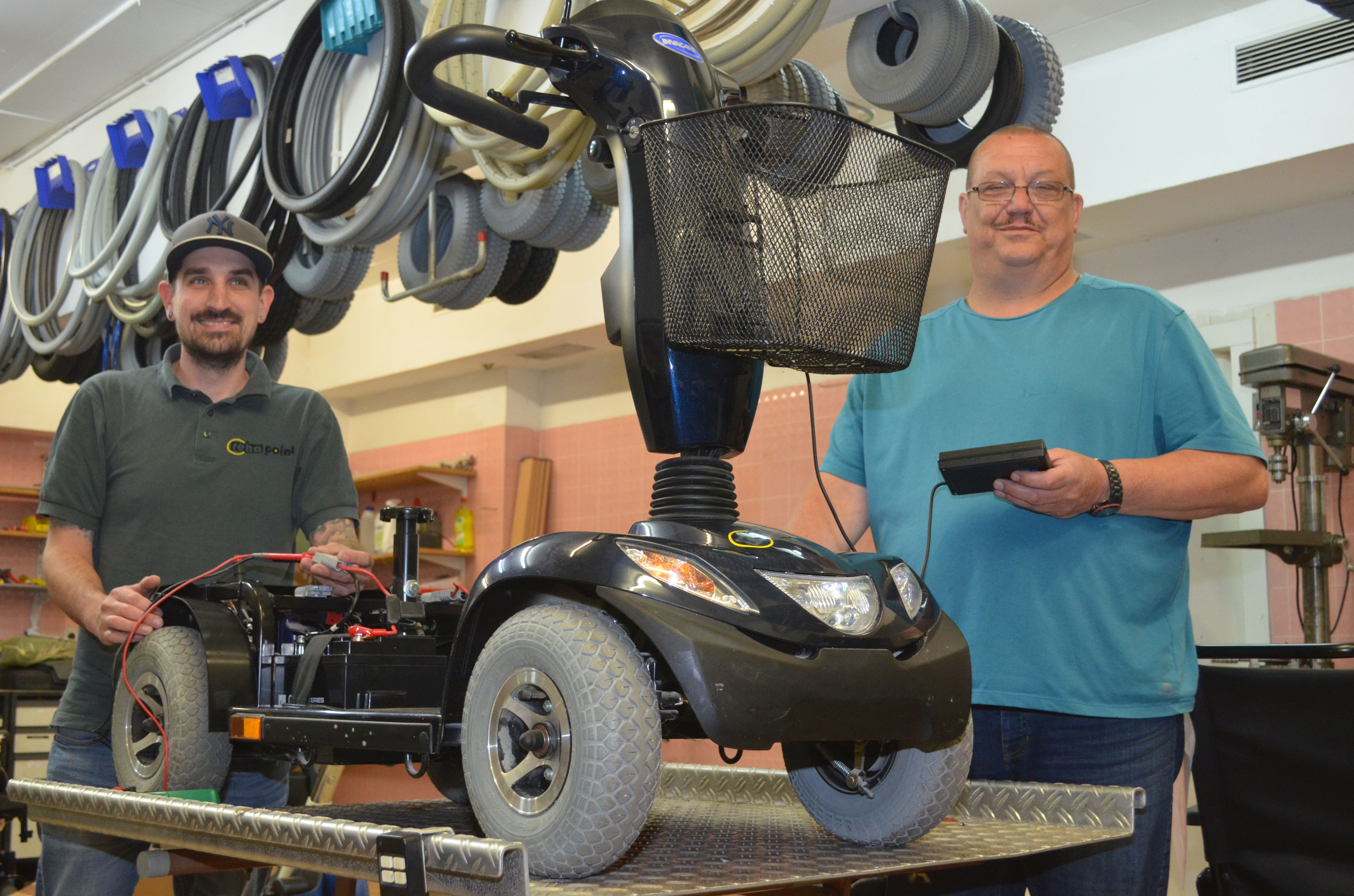 Blick in unsere Kreuznacher Elektro-Fachwerkstatt: Unsere Mechatronik-Profis Mathias Kablau (r.) und Christian Haass sorgen dafür, dass Sie mit Scooter, E-Rolli und Co. stets mobil bleiben. 